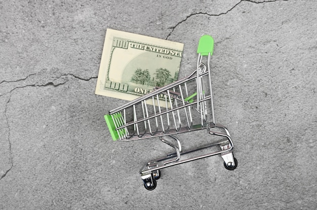 A split image showing a shopping cart filled with groceries on one side, and a nearly empty wallet on the other, symbolizing the decreasing purchasing power due to inflation.